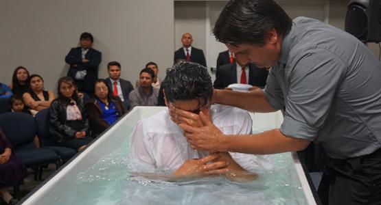 Rafael Soto, pastor of four district churches, baptizes Héctor Albino Hernandez Dubon, who attended a home church sponsored by the Richmond Evangelistic Center. Rafael Soto, pastor of four district churches, baptizes Héctor Albino Hernandez Dubon, who attended a home church sponsored by the Richmond Evangelistic Center.