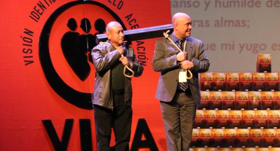 Armando Gomez, a member of the New Jersey Conference’s Bridgeton Spanish church, and Carlos Torres, the conference’s Personal Ministries director, illustrate one of Alejandro Bullón’s spiritual points during the Viva GPS Caravan stop at the Landis Theater in Vineland, N.J. Armando Gomez, a member of the New Jersey Conference’s Bridgeton Spanish church, and Carlos Torres, the conference’s Personal Ministries director, illustrate one of Alejandro Bullón’s spiritual points during the Viva GPS Caravan stop at the Landis Theater in Vineland, N.J.