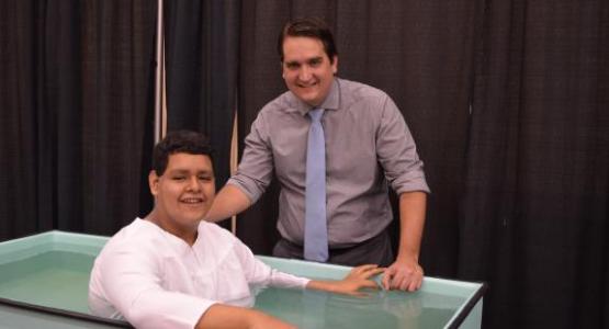 En el evento, muchas personas eligieron bautizarse, incluido el bautismo de Alejandro Toledo (en la foto con el pastor Rafael Soto), miembro de la Iglesia Hispana de Lorton (Va.) de la Asociación Potomac. En el evento, muchas personas eligieron bautizarse, incluido el bautismo de Alejandro Toledo (en la foto con el pastor Rafael Soto), miembro de la Iglesia Hispana de Lorton (Va.) de la Asociación Potomac.
