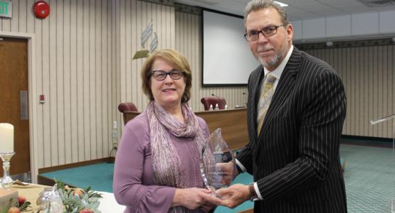 Karen Robinson accepts a Notable Person of Honor Award from Dave Weigley on behalf of her late husband, Dave Karen Robinson accepts a Notable Person of Honor Award from Dave Weigley on behalf of her late husband, Dave