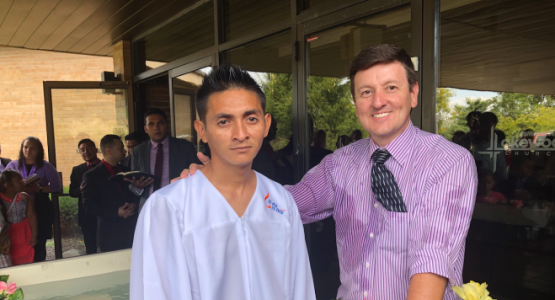Keni Vindel (photo avec le pasteur Horacio Quiroga) est l’un des tout derniers membres de l’église New Life de la Fédération Allegheny West à Cincinnati. Keni Vindel (photo avec le pasteur Horacio Quiroga) est l’un des tout derniers membres de l’église New Life de la Fédération Allegheny West à Cincinnati.