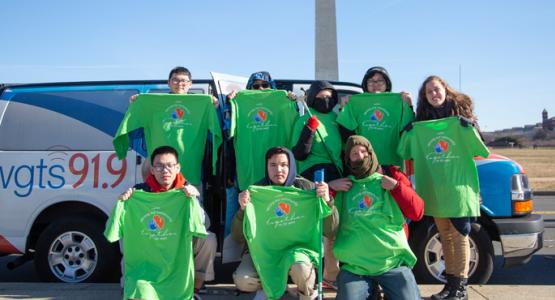 Etudiants et membres du personnel de l’Académie Adventiste Atholton de la Fédération Chesapeake à Columbia, dans le Maryland, se sont joints à d’autres auditeurs de WGTS 91.9 dans l’intention de nettoyer le Mémorial de la Seconde Guerre mondiale à Washington, DC. Etudiants et membres du personnel de l’Académie Adventiste Atholton de la Fédération Chesapeake à Columbia, dans le Maryland, se sont joints à d’autres auditeurs de WGTS 91.9 dans l’intention de nettoyer le Mémorial de la Seconde Guerre mondiale à Washington, DC.