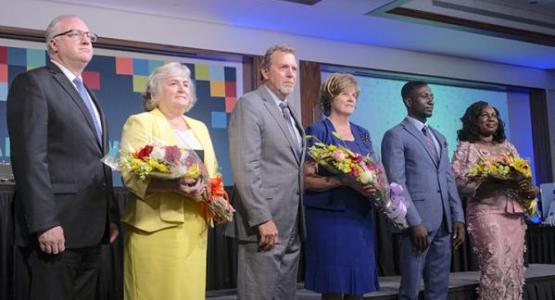 Los delegados reeligieron al presidente Dave Weigley (en la foto al centro con su esposa, Becky), al secretario ejecutivo Rick Remmers (a la izquierda con su esposa, Shayne) y al tesorero Emmanuel Asiedu (en la foto con su esposa, Annette) para el período 2021-2026. Los delegados reeligieron al presidente Dave Weigley (en la foto al centro con su esposa, Becky), al secretario ejecutivo Rick Remmers (a la izquierda con su esposa, Shayne) y al tesorero Emmanuel Asiedu (en la foto con su esposa, Annette) para el período 2021-2026.