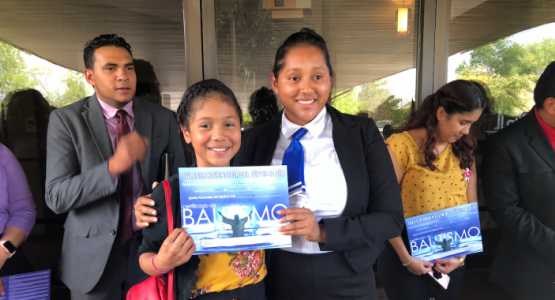 Lizzy Colindres celebra su bautismo con su tía Bessy Colindres, quien la llevó por primera vez a la planta de la iglesia New Life de la Conferencia de Allegheny West. Lizzy Colindres celebra su bautismo con su tía Bessy Colindres, quien la llevó por primera vez a la planta de la iglesia New Life de la Conferencia de Allegheny West.
